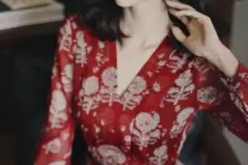 炸裂！司晓迪凌晨甩黑色吊带美照评论区从吃瓜到吐槽吵翻了天